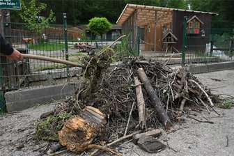 Köbe in Penig zu, Straße bei Wechselburg unterspült: Diese Schäden hat der sintflutartige Regen angerichtet - Im Peniger Naturpark Köbe hat das Unwetter am Samstag erhebliche Schäden angerichtet. Das beliebte Ausflugsziel bleibt deshalb die kommenden Tage geschlossen. Am Montag haben die Aufräumarbeiten begonnen.