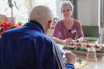 Köche aus Westsachsen spenden kulinarische Grüße - Hospizleiterin Ramona Badura saß mit einem ihrer Bewohner am Tisch, um das weihnachtliche Menü zu genießen. 