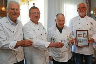 Köche gratulieren zum "Leben für die Kochkunst" - Ein Gläschen Sekt zum 80.: Jubilar Lothar Heimann (2. v. r.) stößt mit Helmut Berge, Maik Arnold und Werner Hergert (von links) vom Verein der Zwickauer Köche an.