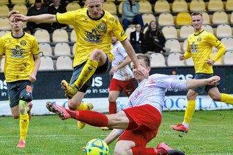 Köhler-Elf schafft keine Trendwende - Der VfB Auerbach (Bildmitte Fabien Bochmann) kam auch im Heimspiel gegen Einheit Wernigerode ins Stolpern. Am Ende stand eine 1:3-Niederlage.