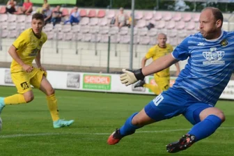 Köhler muss Torhüter tauschen - VfB-Keeper Stefan Schmidt (hier rechts im Bild im Spiel gegen den Berliner AK) fällt wegen einer Entzündung am Auge gegen Optik Rathenow aus. Für ihn wird Maximilian Schlosser im Tor stehen.
