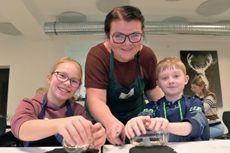 Köhlerdorf im Erzgebirge will mit seiner Einzigartigkeit punkten und neue Kontakte zu tschechischem Nachbar knüpfen - Miriam Laue (Mitte) hat den Kindern gezeigt, wie Räucherkerzen hergestellt werden. Links Elise Schmiedel (10) und rechts Matej Zajicek (8) aus Abertamy.