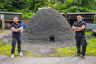 Köhlerdorf Sosa: Junge Männer retten alte erzgebirgische Tradition - Matthias Unger (links) und Maik Siegel sind die neuen Vorsitzenden des Köhlervereins Erzgebirge. In der Schauköhlerei in Sosa ist der Meiler schon fertig aufgeschichtet. Er soll am 14. Juli entzündet werden.