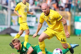 Köhlers glückliches Händchen - Chemie Leipzigs Florian Brügmann am Boden, Auerbachs Aleksandr Guzlajevs zieht mit dem Ball am Fuß vorbei. Am Ende nahm Auerbach einen Zähler aus dem Alfred-Kunze-Sportpark mit.