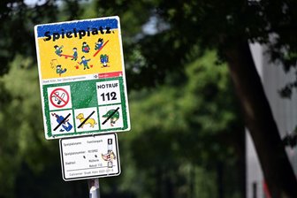 Köln will Spielplätze nun doch "Spielplatz" nennen - So sehen viele Kölner Spielplatz-Schilder bislang aus - sie sollen erneuert werden. (Archiv)