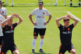 Koeman setzt voll auf van Dijk: "Starke Persönlichkeit" - Ronald Koeman blickt optimistisch Richtung WM-Auftaktspiel gegen Japan.