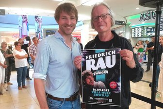 König Artus wird zum Swing-King: Friedrich Rau zeigt Soloprogramm in der Villa Mocc Zwickau - Musical-Star Friedrich Rau (links) und Andreas Voigt vom Verein Liederbuch Zwickau in den Zwickau-Arcaden.