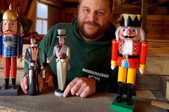 König der Nussknacker: Die neue Generation in der Seiffener Füchtner-Werkstatt - Markus Füchtner mit "Madame und Monsieur", einem original Füchtner-Nussknacker (rechts) und der Replik eines historischen Soldaten (l.).