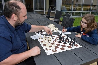 König, Läufer und Springer erobern den Bürgersaal Oederan – und eine zwölfjährige Dame ist mittendrin - Zur sächsischen Schachmeisterschaft der Frauen war die zwölfjährige Pauline Korwitz aus Heidenau die jüngste der Teilnehmerinnen. Mit Toni Müller, Trainer vom SSV Altenberg, unternimmt sie nach einer Partie die Spielanalyse.