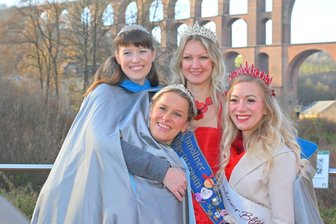 Königin, Engel, Osterhäsin und Heimleiterin ist sie schon - jetzt bekommt Tina Ullmann den Netzschkauer Bürgerpreis - Tina Ullmann (2.v.li.) beim Treffen der Königinnen.