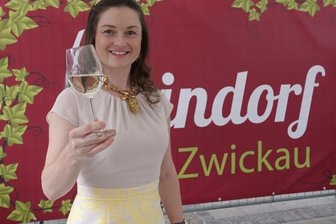 Königin preist Wein an -