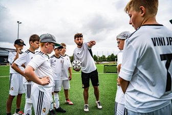 Königliches Erlebnis für junge Halsbrücker Kicker - Campleiter Lukas Michel-Angelo Rusch (mit Ball) leitete eine Woche lang den Fußball-Nachwuchs in Halsbrücke an.