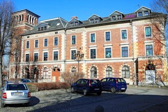 Königliches Postamt kommt erneut unter den Hammer - Das ehemalige Postgebäude nahe dem Bahnhof in Crimmitschau wird erneut versteigert . 