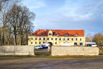 „Königreich Deutschland“: Ein Aussteiger-Fantasiestaat in Halsbrücke im Dornröschenschlaf? - Das Kanzleilehngut Halsbrücke: Laut LfV hat das „Königreich Deutschland“ die Immobilie über einen Mittelsmann erworben, mit dem es einen Nutzungsvertrag gebe.