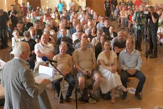 „Königreich“ Kanzleilehngut: Zieht Halsbrücke das Vorkaufsrecht? - Zum „Königreich Deutschland“ gibt es unterschiedliche Ansichten. Das hatte sich auch auf einem Bürgerforum am 4. Juli gezeigt. Zu den rund 150 Gästen, die Bürgermeister Andreas Beger begrüßte, gehörte Peter Fitzek (vorn rechts).