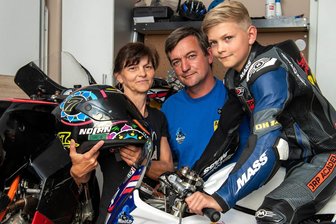 Königsfelder Talent behauptet Gesamtführung - Der Königsfelder Nachwuchs-Rennfahrer Danny Hinkelmann (r.) mit seinen Eltern Kathrin und Udo Hinkelmann.
