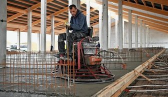 Königshain: Im Frühjahr sollen die Ferkel kommen - Auf der Baustelle des neuen Schweinestalls der Genießergenossenschaft Sachsen in Königshain wurde am Montag ein Teil des Betonbodens eingebaut.
