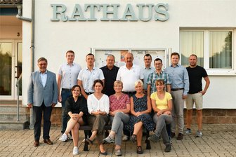 Königshain-Wiederau: Das ist der neue Gemeinderat - Der neue Gemeinderat von Königshain-Wiederau hat sich zur ersten Sitzung getroffen. Sitzend, v. l.: Sandra Hahn, Christine Winkler-Dudczig, Hildrun Kamprad, Heike Merkel und Antje Heinemann. Stehend, v. l.: Bürgermeister Johannes Voigt sowie die Räte Lukas Liebers, Frank Zwinscher, Lars Sailer, Bernd Schönfeld, André Peters, Markus Zopf, Oliver Barthel und Nils Kapalla.