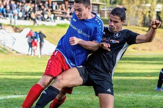 Königshainer Pokalfreuden halten an - Schoß das wichtige 2:0 gegen Göritzhain: Philipp Sacher (l.), hier im Zweikampf mit Florian Igel. 120 Zuschauer verfolgten den Pokalfight der zweiten Mannschaft in der Werner-Elsel-Sportstätte in Wechselburg.