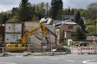 Königsplatz-Umbau in Klingenthal beginnt - Am Königsplatz ist das sogenannte "Scharfe Eck" verschwunden. Der Giebel des verbliebenen Hauses wird neu gestaltet.
