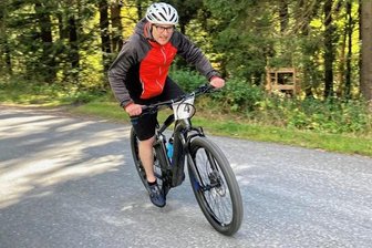 Königsrennen beschließt die Saison - Im Krönungsrennen auf der Zeitfahrstrecke Auersbergkönig trat auch Markus Noel aus Sosa kräftig in die Pedale seines E-Bikes.