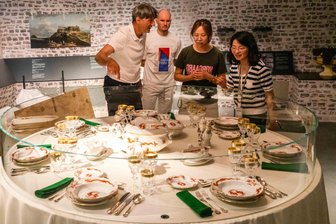 Königstein, Kanonenkugeln, Cosplay: Wie Sachsen die Chinesen verzaubert - Festungschef André Thieme (l.) erläutert den Partnern aus Nanjing das meißnische Hofporzellan mit dem Motiv Roter Reicher Drache.