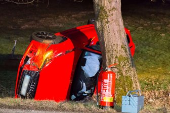 Königswalde: Riskantes Überholmanöver endet im Graben - Der Audi fand sich nach dem Überholmanöver im Straßengraben wieder.