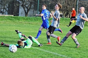 Königswalde verteidigt Spitze - Trotz zweier Tore von Albrecht Seidler (l.), der hier zum 1:0 trifft, musste sich Königswalde gegen Krumhermersdorf mit einem Remis begnügen. Dennoch bleibt der FV Blau-Weiß Erster der Kreisliga Ost.