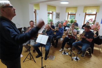 Königswalde: Wie hält man einen Posaunenchor 100 Jahre lebendig? - Seit 100 Jahren hat Königswalde einen Posaunenchor. Derzeit hat er 16 Mitglieder. Geprobt wird immer Mittwochabend im Pfarrhaus. Zum Jubiläum geben die Bläser zwei Konzerte für jedermann.