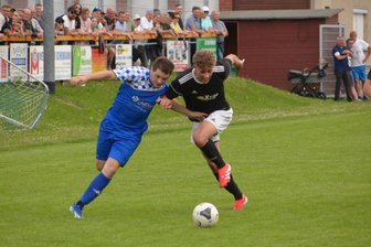 Königswalder Fußballer können den Sekt für den Klassenerhalt in der Erzgebirgsliga schon kaltstellen - Der FV Blau-Weiß Königswalde und der VfB Annaberg II haben sich ein intensives Kellerduell geliefert. In dieser Szene kämpfen Albrecht Seidler (l.) und Annabergs Edgar Wohlgemuth um den Ball.