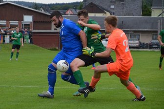 Königswalder Fußballer lassen im Erzgebirgspokal nichts anbrennen - Kevin Bräuer (l.), hier in einem früheren Spiel gegen Zschopautal, traf beim 5:1-Pokalsieg des FV Blau-Weiß Königswalde zweimal ins Schwarze.