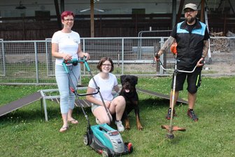 Königswalder Hundesportler rufen nach Diebstahl zu Sammelaktion auf - Mit Motorsense und Akku-Mäher musste zwischenzeitlich der Rasen kurz gehalten werden. Stephanie Zergiebel, Lilli Kuhle und Daniel Euler freuen sich, dass Ersatz gekauft wurde. Doch das Geld fehlt jetzt für neue Trainingsgeräte.