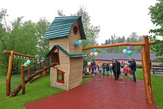 Königswalder Kita-Kinder nehmen ihren kunterbunten Traumspielplatz in Besitz - Die Firma Drese aus Seelingstädt hat den Spielplatz phantasievoll gestaltet.
