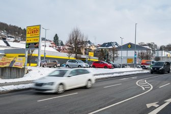 Können Fans von Erzgebirge Aue bei Heimspielen noch unbegrenzt bei Netto parken? Jetzt gibt’s die offizielle Antwort - Beim Netto-Discounter in Aue ist eine Parkplatzüberwachung per Kamera eingeführt worden.