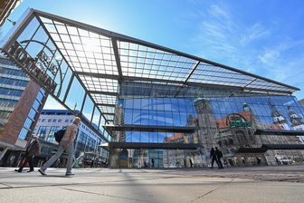 Könnte eine Ausstellung fürs Kulturhauptstadtjahr in den Glasbau der Galeria Kaufhof Chemnitz ziehen? - Auf der Suche nach einem zentralen Platz in Chemnitz: Für ein ungewöhnliches gemeinsames Ausstellungsprojekt mehrerer Museen im Jahr 2025 ist auch der Glasbau ins Visier gerückt, der jetzt noch Galeria Kaufhof beherbergt.