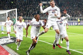 Köpke und Breitkreuz schießen FC Erzgebirge zum Sieg - Steve Breitkreuz (vorn) erzielte per Kopf in der 90. Minute das vielumjubelte 2:1.
