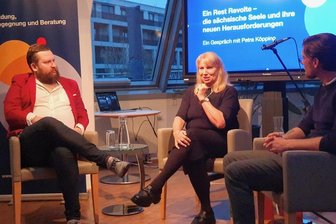Köpping: Proteste werden von "Menschen benutzt, die das System stürzen wollen" - Sachsens Sozialministerin Petra Köpping (SPD) im Gespräch mit den Politikwissenschaftlern Julian Nejkow (l.) und Clemens Kiessling.