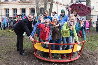 Körner-Grundschüler testen neue Spielgeräte - Die Stadt Freiberg invesitierte in die neuen Spielgeräte auf dem Schulhof der Körner-Grundschule 8000 Euro.