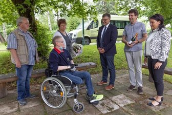 Körperbehinderten-Verein erhält Spende für Fahrzeug -