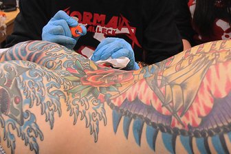 Körperkunst, Fasching und slawischer Winterzauber: So bunt ist das erste Ferienwochenende im Vogtland - Um Kunst auf nackter Haut geht es am Wochenende in der Festhalle Plauen: Zur Tattoo-Convention entstehen fantasievolle Bilderwelten.