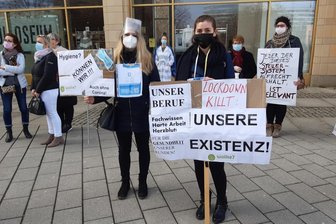 Anita Frei (links) und Galina Grauer arbeiten in Chemnitz als Kosmetikerinnen. Sie protestierten am Vormittag gegen ihr derzeitiges Arbeitsverbot, aber auch die Ungleichbehandlung ihrer Branche, etwa gegenüber Friseuren. "Wir sind mehr als Schminktussies und Nageltanten", sagt Anita Frei. Die Arbeit der Kosmetikerinnen sei auch medizinisch relevant.
