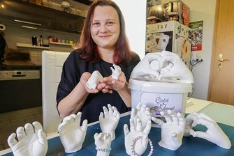 Körperteile in Gips: Bei Sexspielzeug gelten besondere Bedingungen - Daniela Burger aus Schönberg hat von den Händen ihrer Kinder viele Abformungen hergestellt.