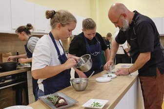 Köstliche Küchenschlacht im Erzgebirge - Schülerteams und Profiköche treten bei Revanche an den Herd - Beim Kochduell muss jeder Handgriff sitzen: Alexander Schnerrer, Chef der Gaststätte „Zur Börse“ aus Zwönitz, mit seinem Team: Lucie, Senta und Conner (v. l.).