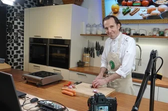 Köstliches Essen via Internet: Zwickauer Koch geht online - Dank moderner Technik kommt Matthias Werler zu seinen Kochschülern ins Haus. Die Online-Schule soll jetzt regelmäßig stattfinden.