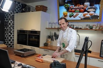 Köstliches Essen via Internet: Zwickauer Koch geht online - Dank moderner Technik kommt Matthias Werler zu seinen Kochschülern ins Haus. Die Online-Schule soll jetzt regelmäßig stattfinden.