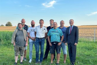 Köthensdorf-Reitzenhain: Ronny Falkner als Ortsvorsteher wiedergewählt - Der neu gewählte Ortschaftsrat von Köthensdorf-Reitzenhain mit Bürgermeister Robert Haslinger (CDU, rechts).