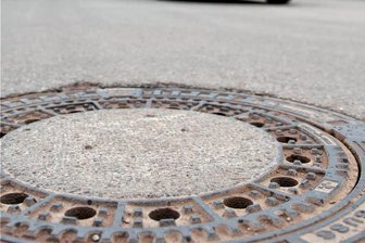 Köthensdorf: Verstopfter Gully bereitet Sorgen - Wenn es viel regnet, läuft in Köthensdorf an einer Stelle das Wasser nicht richtig ab. 