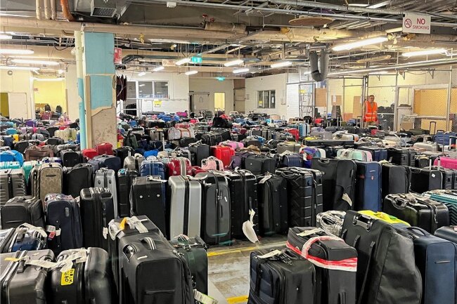 Kofferchaos am Flughafen: Wie ein Paar sein Gepäck zweimal verlor - Halle für gestrandetes Gepäck am Flughafen Dublin.