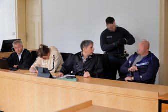 Kofferraum-Entführung nach Tschechien: Raubvorwurf bleibt vor Gericht ungeklärt - Die beiden Angeklagten vor der Verhandlung am Landgericht Chemnitz.