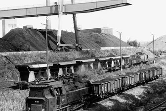 Kohleförderung: Höhepunkt 1971 erreicht - Der Martin-Hoop-Schacht IV/IV a besaß einen modernen Güterbahnhof. Hinter dem Portalkran erkennt man die Schächte IV a und IV, das Kraftwerk und die Wäsche.